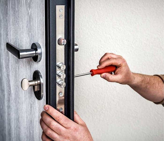 Serralheiro a abrir uma porta